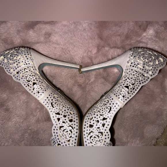 Betsey Johnson ELSA Silver Cutout pointed toe Heels 8 bride bridal wedding - Picture 8 of 15
